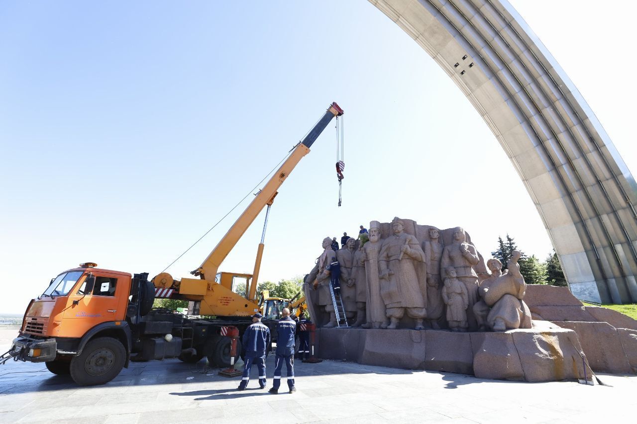 У Києві почали демонтаж композиції на честь Переяславської ради під аркою "Свободи українського народу". Подробиці і фото