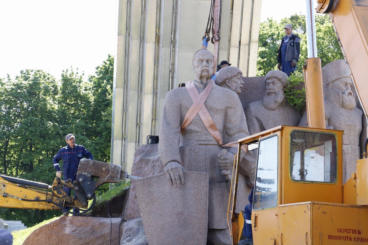 У Києві почали демонтаж композиції на честь Переяславської ради під аркою "Свободи українського народу". Подробиці і фото
