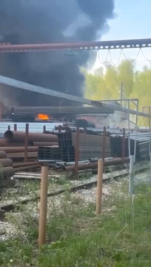 Под Москвой вспыхнул мощный пожар на складах, валит черный дым. Видео