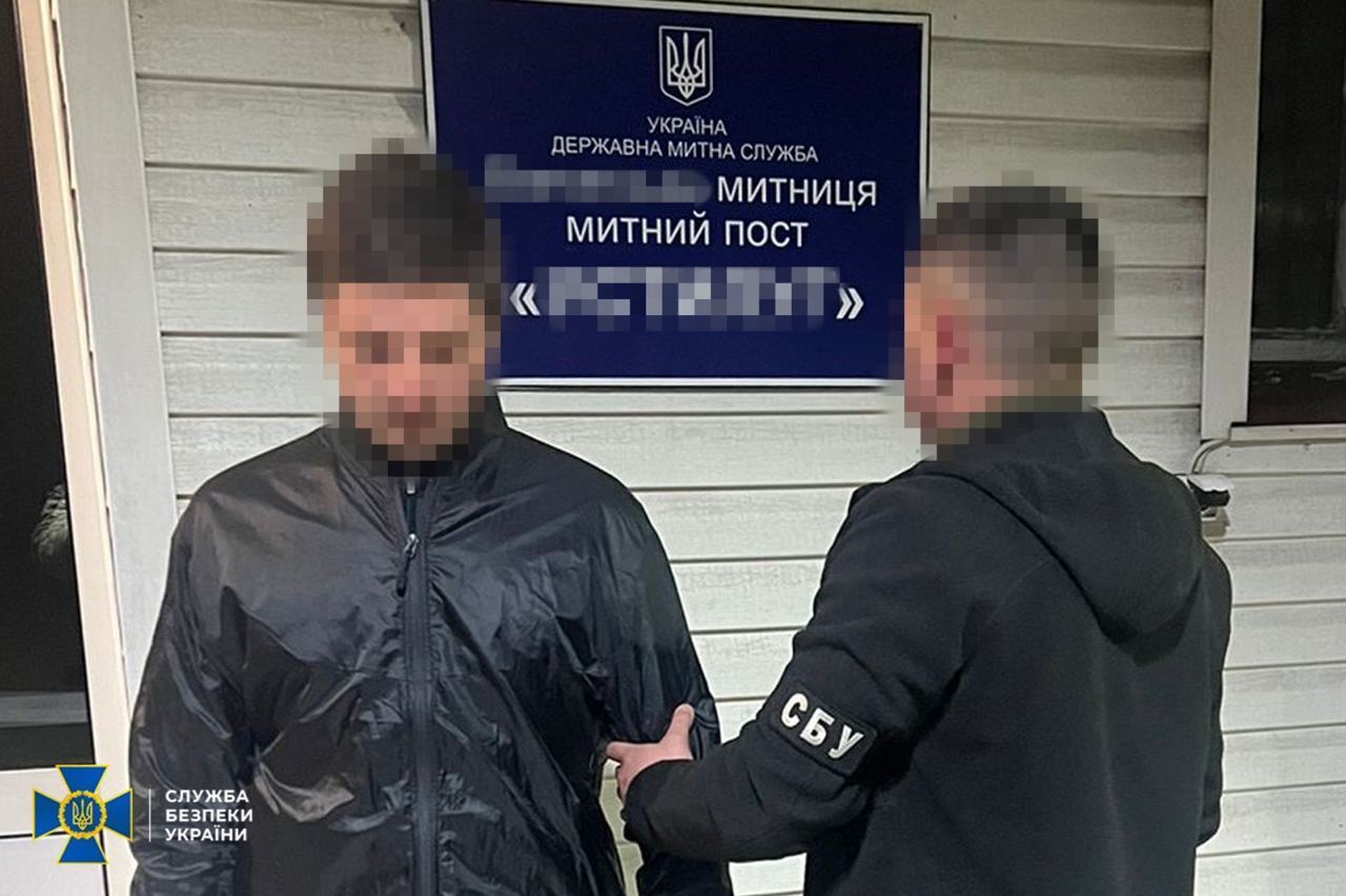 Переправляли ухилянтів за кордон: в Україну з Болгарії екстрадували керівника злочинного угруповання. Фото
