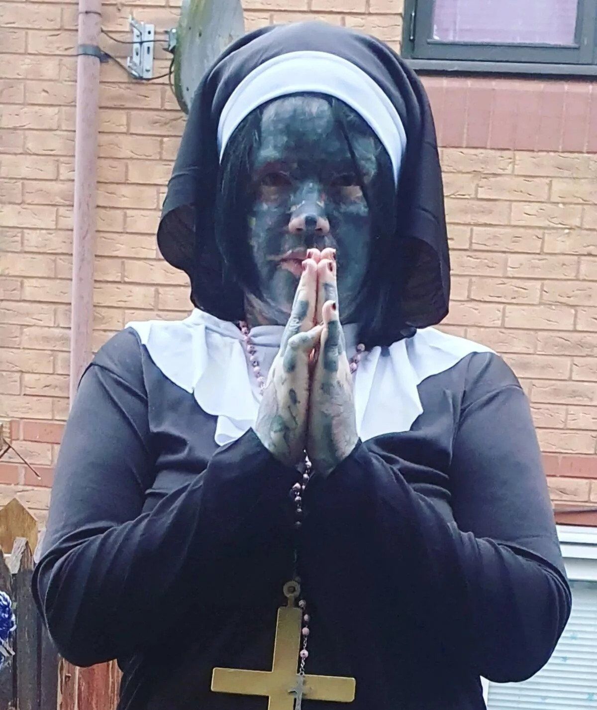 Самой татуированной маме Великобритании запретили посещать церковь и уже 20 лет не берут на работу. Фото