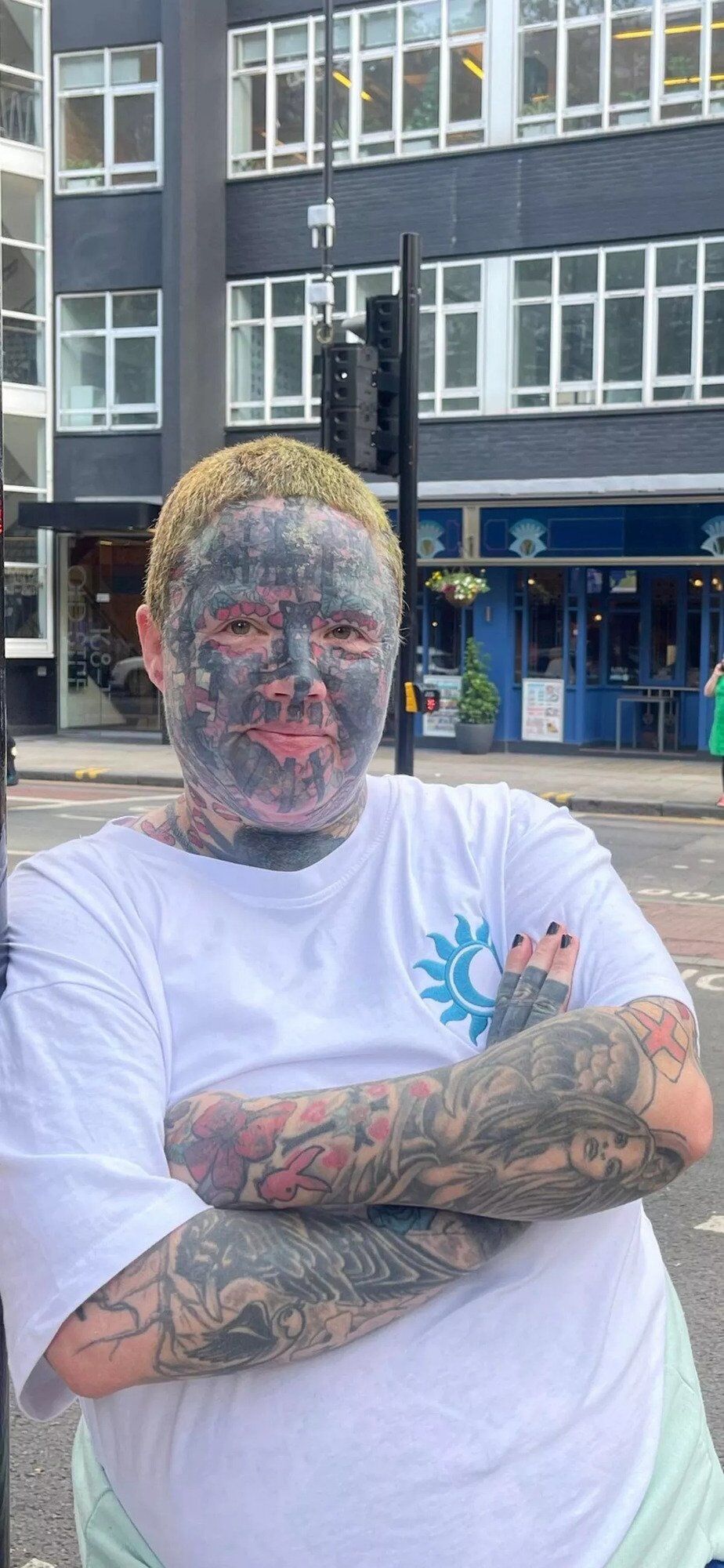 Самой татуированной маме Великобритании запретили посещать церковь и уже 20 лет не берут на работу. Фото