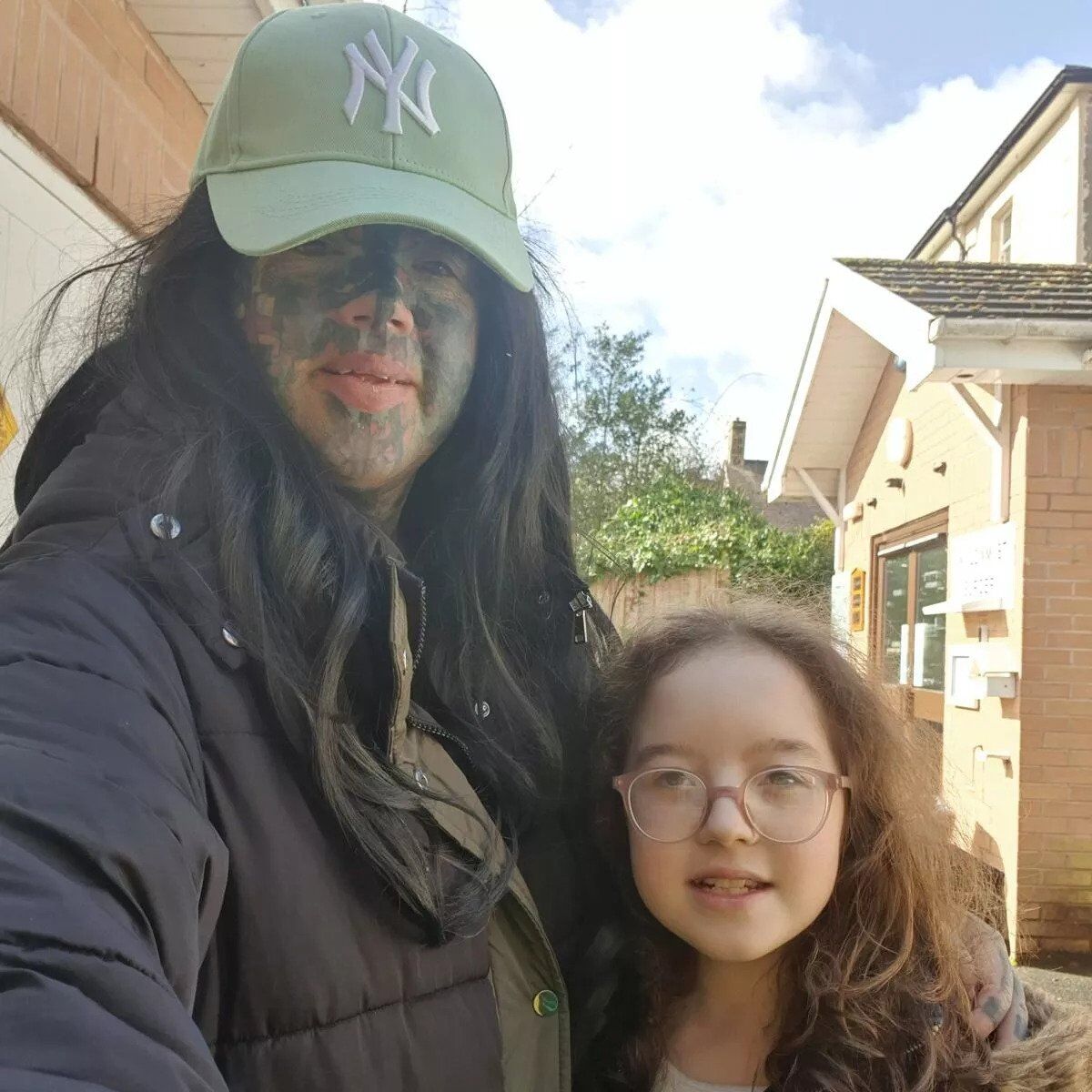 Самой татуированной маме Великобритании запретили посещать церковь и уже 20 лет не берут на работу. Фото