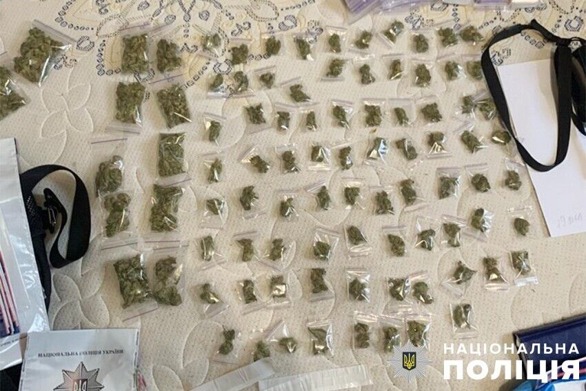 Продавав наркотики з вікна власної квартири: у Києві поліцейські затримали зловмисника. Фото