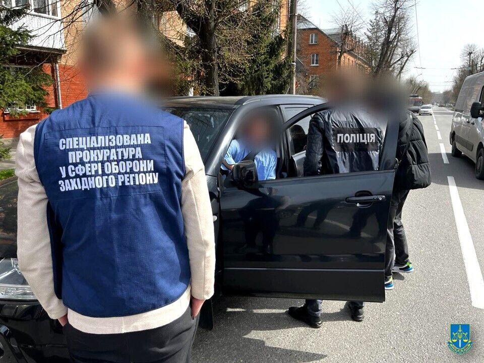На Хмельниччині затримали члена ВЛК, який вимагав у хворого військового "благодійний внесок" у 40 тис. грн 
