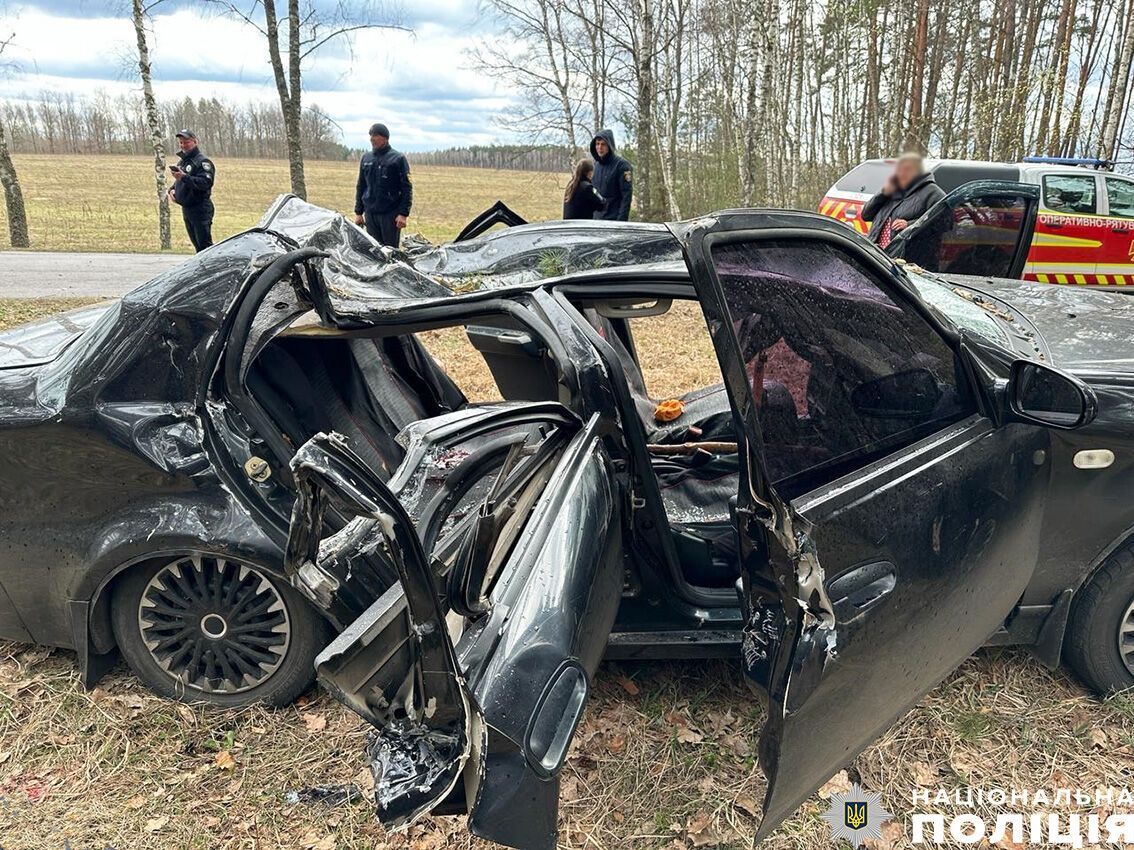 На Черниговщине в результате падения дерева на авто погибли супруги, их 10-летняя дочь выбралась из машины самостоятельно: детали трагедии. Фото