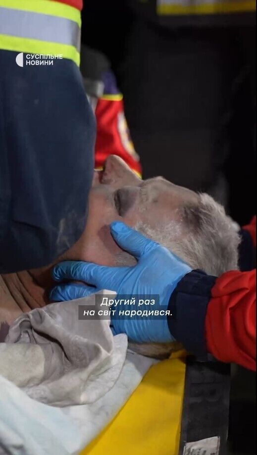 "Другий раз на світ народився": з'явилося відео рятувальної операції в Харкові після удару дронів