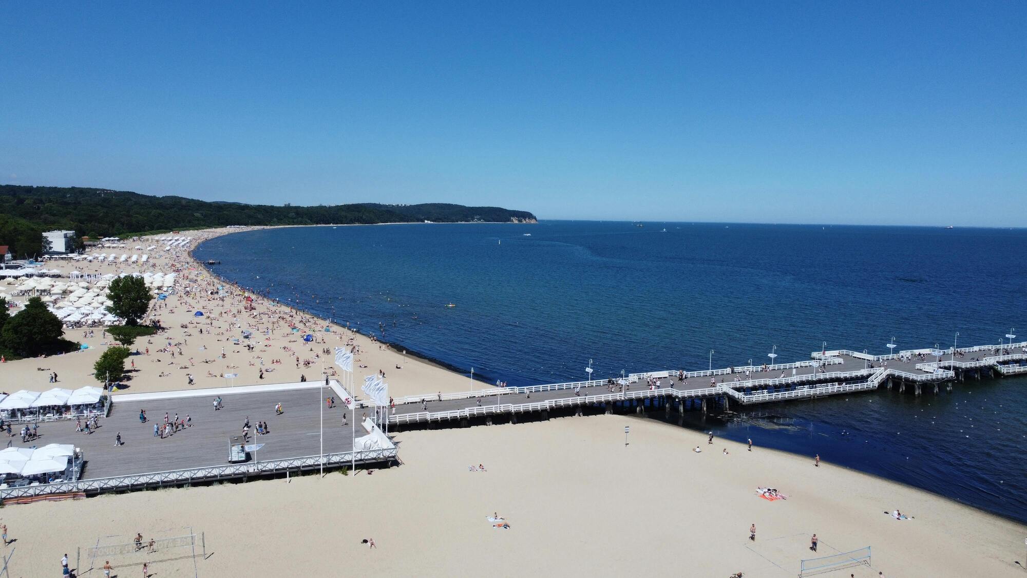 Це місто в Польщі назвали одним із кращих курортів Європи в 2024 році: тепле море, низькі ціни і чистий пісок
