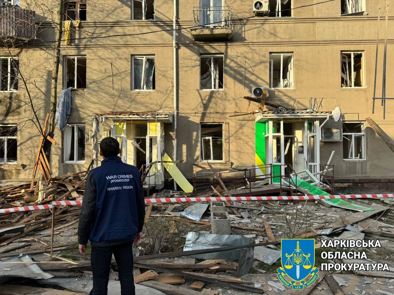 Росіяни вдарили дронами по житлових будинках Харкова: серед жертв – троє рятувальників. Фото і відео
