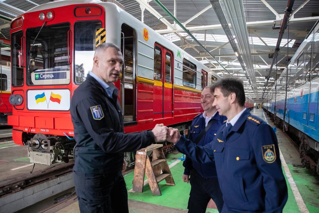 Кличко показал второй поезд из польских вагонов, полученный Киевским метрополитеном. Фото