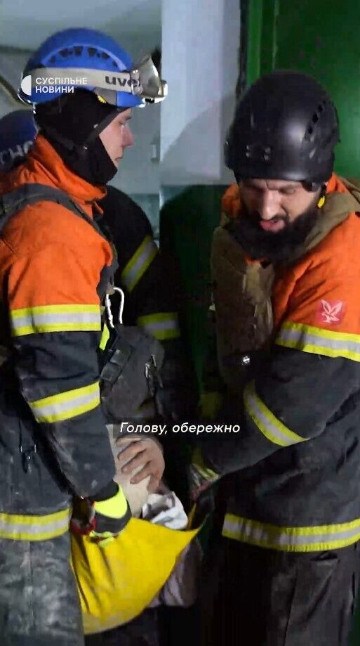 "Другий раз на світ народився": з'явилося відео рятувальної операції в Харкові після удару дронів