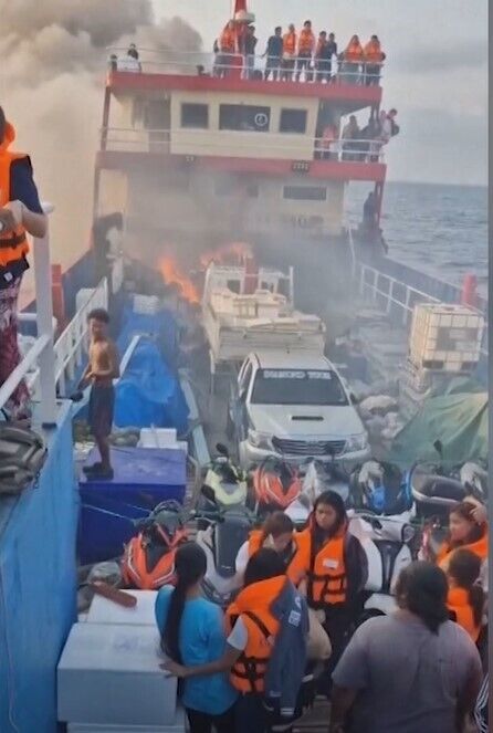 У побережья Таиланда вспыхнул паром более чем с сотней людей: есть ли среди пострадавших украинцы