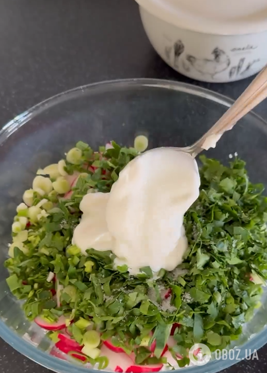 Самый вкусный весенний салат с кисломолочным сыром, редисом и огурцом: чем заправить