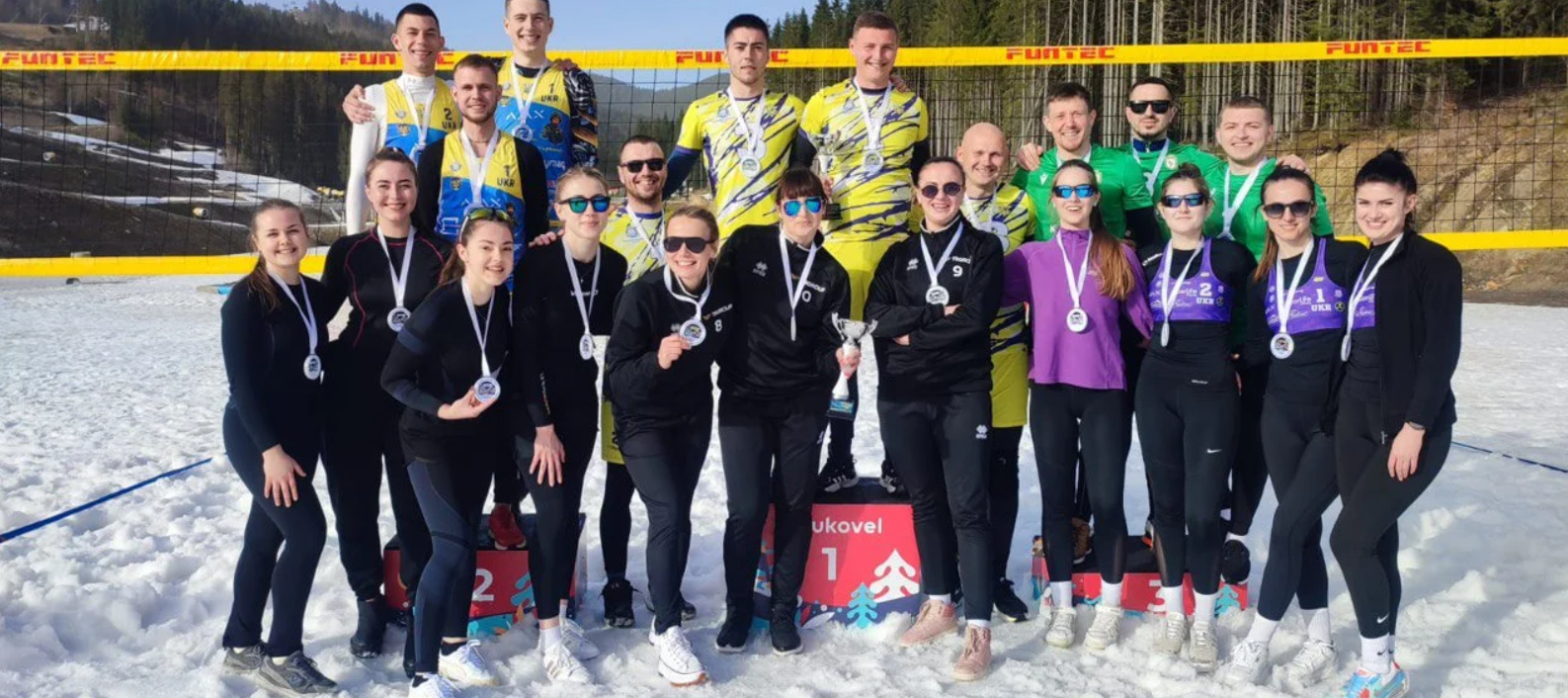 Закарпатские спортсмены добыли в борьбе "золото" на Чемпионате Украины по волейболу на снегу. Фото и видео