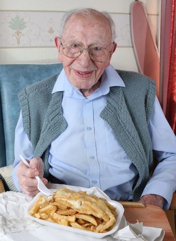 Встречался с королевой, любит рыбу и болеет за "Ливерпуль". Как выглядит самый старый мужчина в мире Джон Тиннисвуд