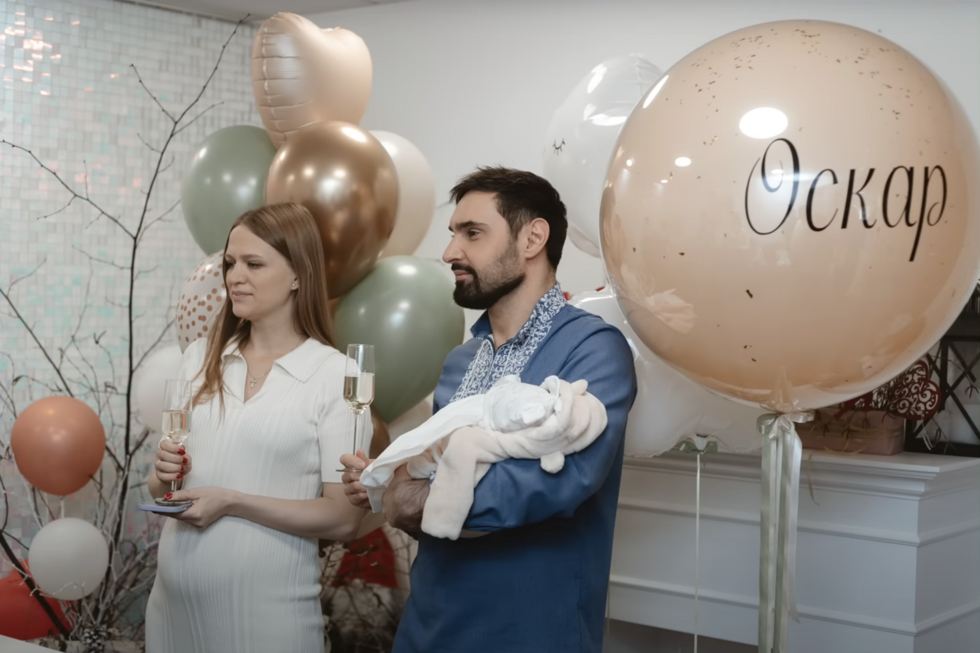 Козловский впервые показал фото со свадьбы, "беременной" фотосессии с женой и выписку из роддома после рождения сына