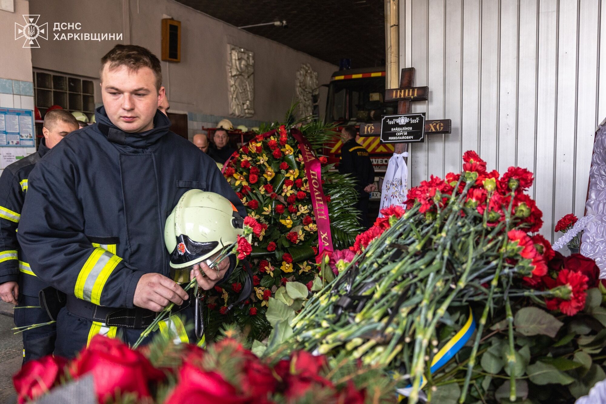 У Харкові попрощалися з трьома рятувальниками, які загинули від удару армії Росії. Фото
