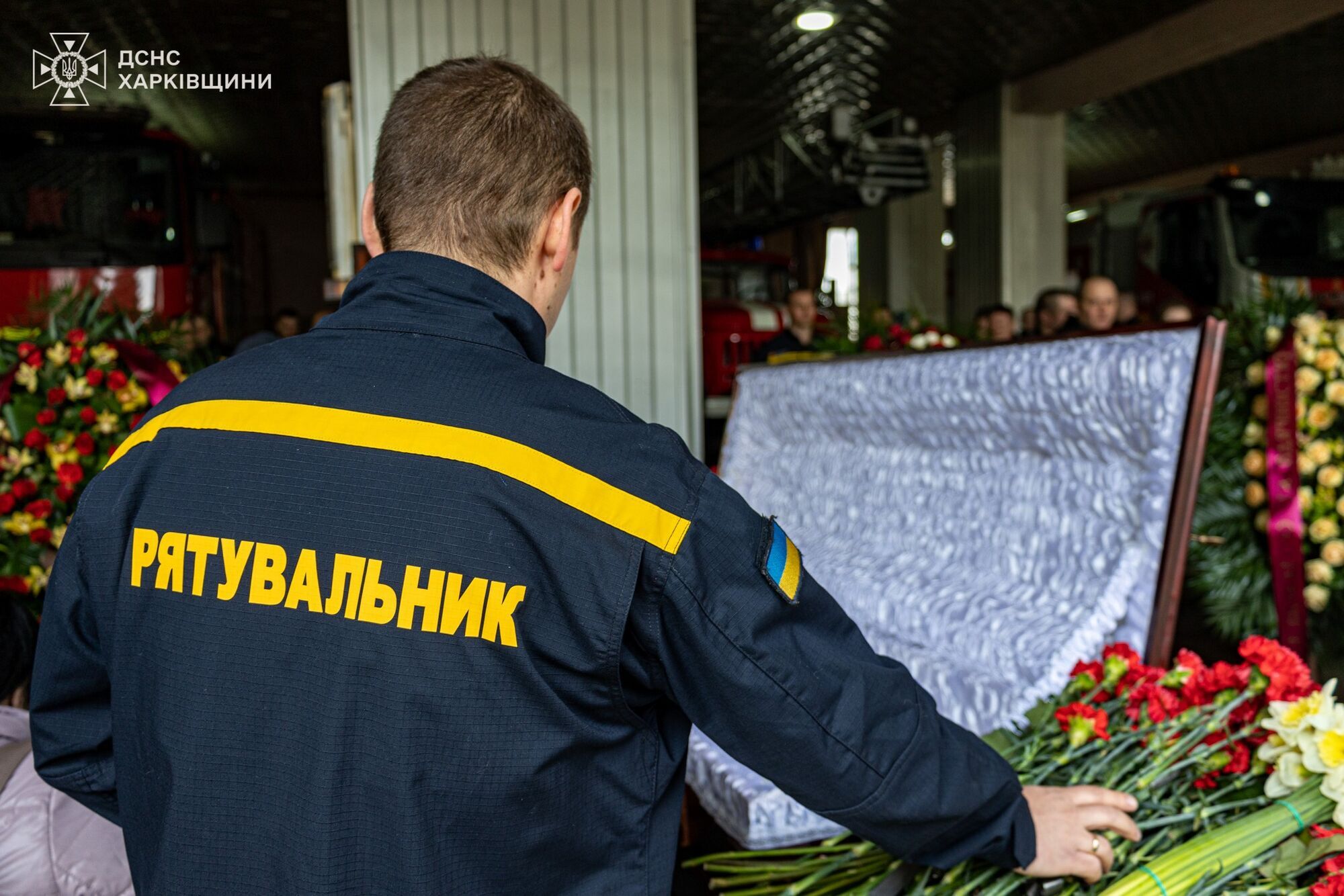 В Харькове простились с тремя спасателями, погибшими от удара армии России. Фото