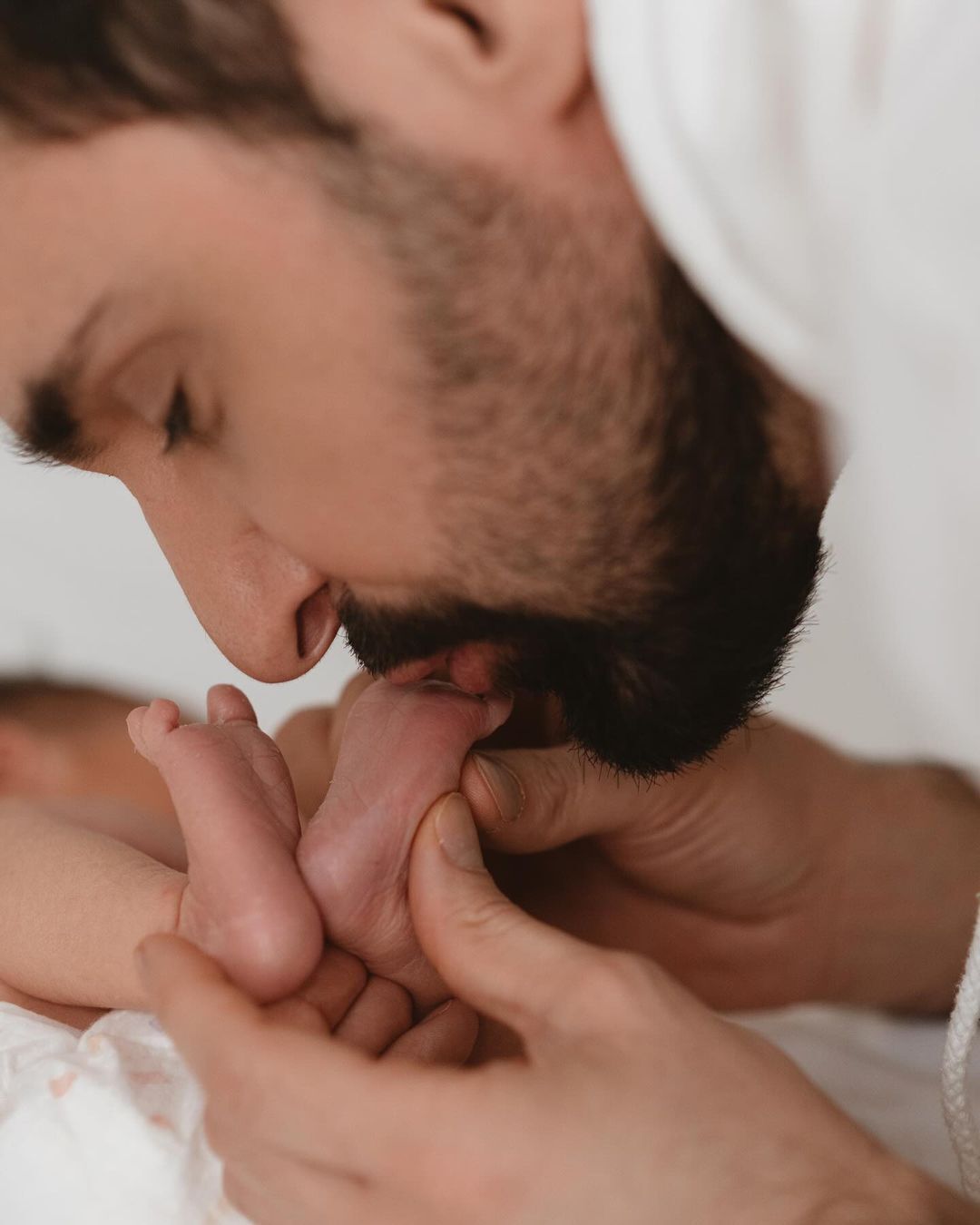 Жена Виталия Козловского показала трогательное фото с малышом и рассказала о родах