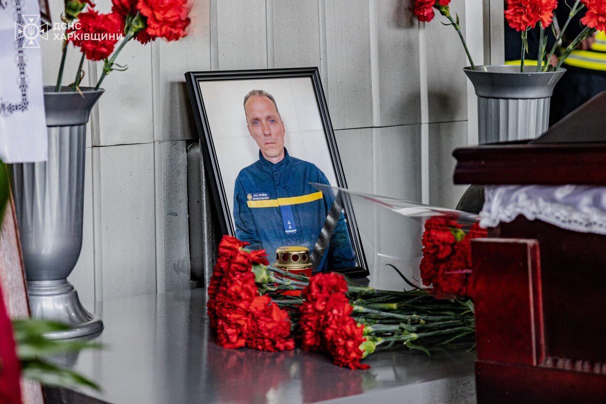 В Харькове простились с тремя спасателями, погибшими от удара армии России. Фото