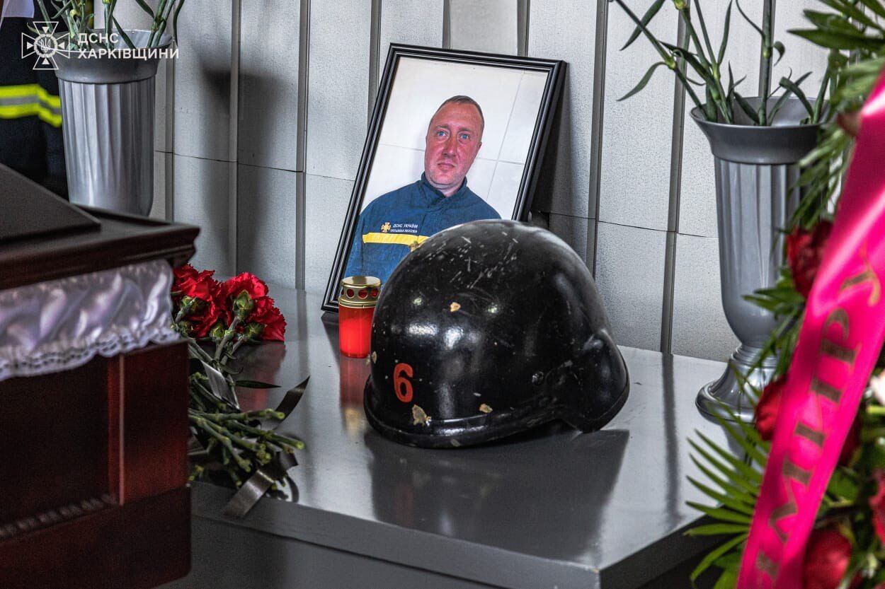 В Харькове простились с тремя спасателями, погибшими от удара армии России. Фото