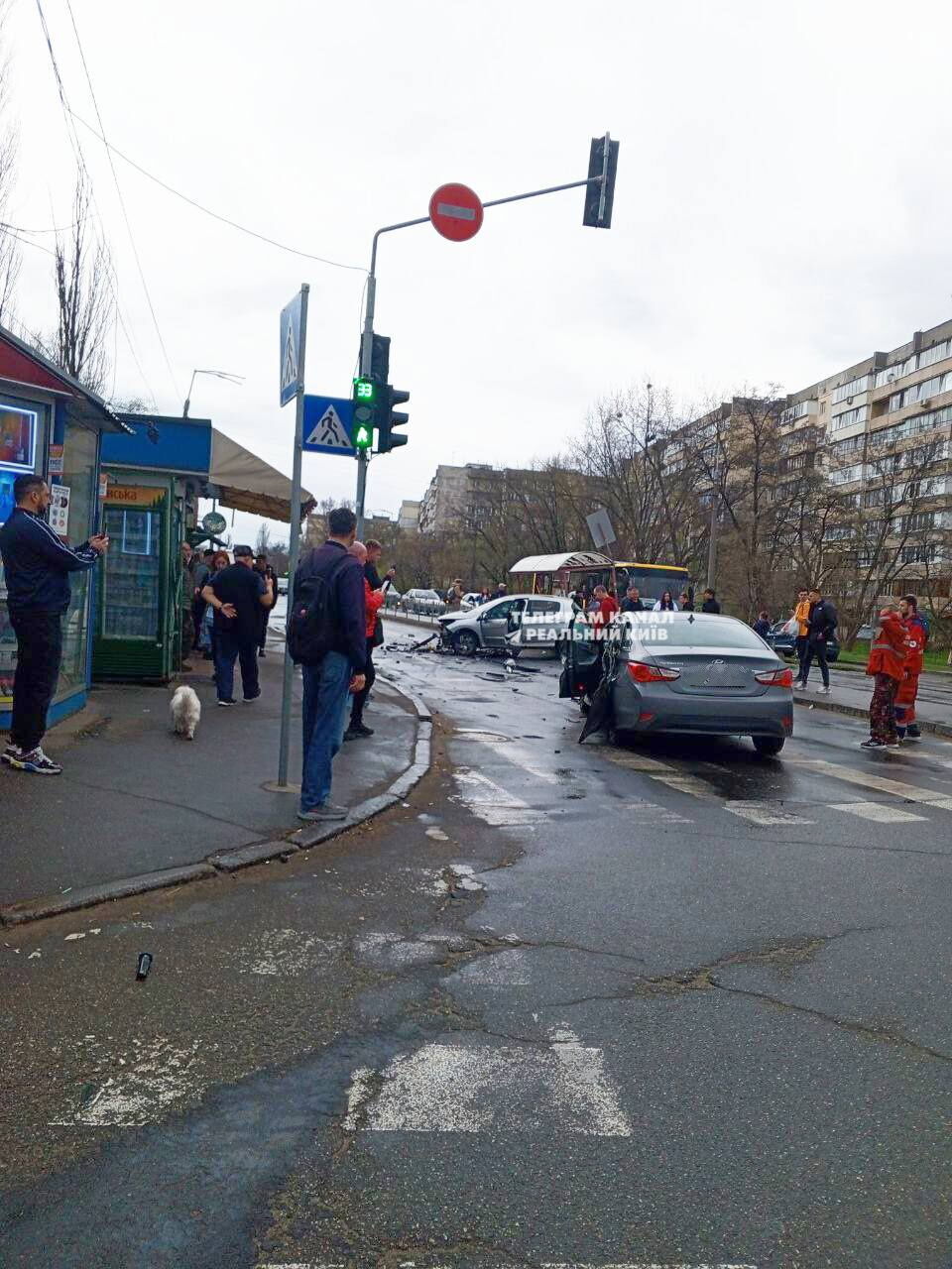 У Києві машина збила металеву огорожу та ледь не влетіла в зупинку трамвая. Фото, відео і подробиці