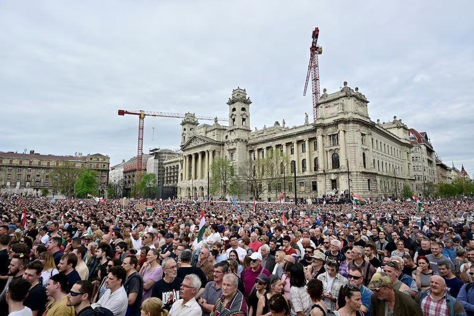 У центрі Будапешта пройшла масштабна акція протесту проти уряду Орбана. Фото і відео