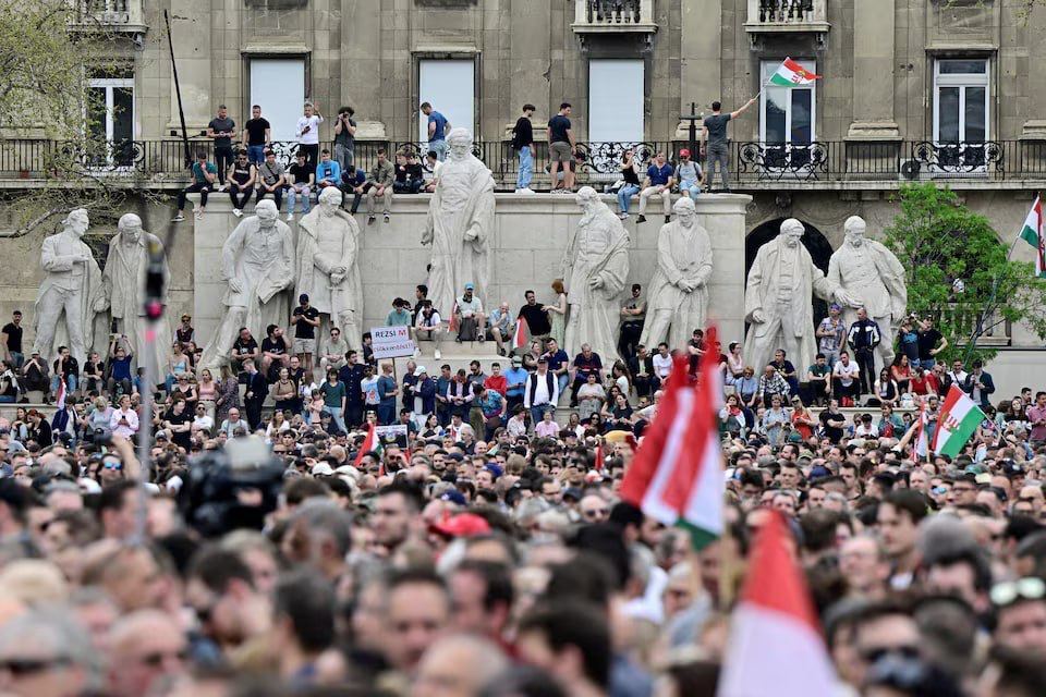 У центрі Будапешта пройшла масштабна акція протесту проти уряду Орбана. Фото і відео