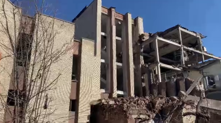 Оккупанты нанесли два ракетных удара по Славянску и попали в здание курорта: видео последствий
