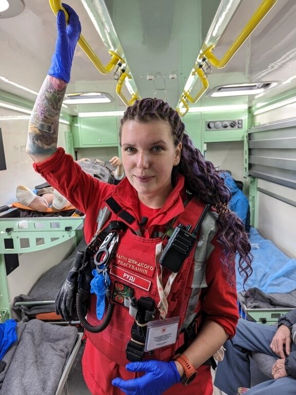 "Я мрію, щоб усі повернулися живі!" Госпітальєрка розповіла про важку боротьбу медиків на фронті 
