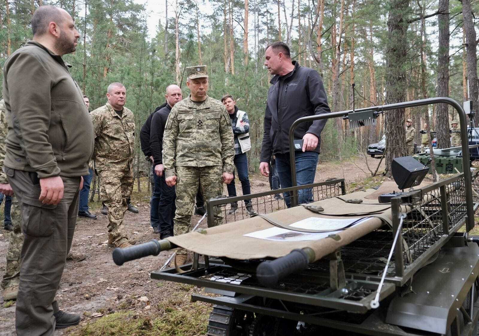 "Роботизовані системи допомагають зберігати життя": Сирський та Умєров перевірили нову українську зброю. Фото