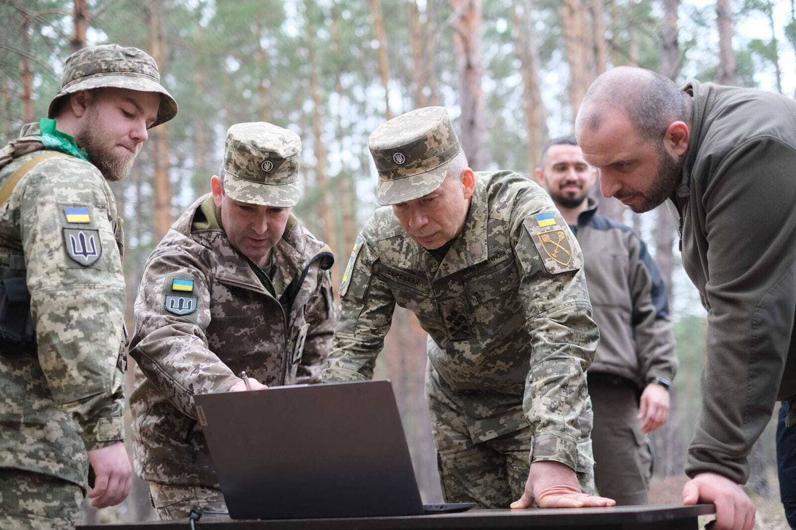 "Роботизированные системы помогают сохранять жизнь": Сырский и Умеров проверили новое украинское оружие. Фото