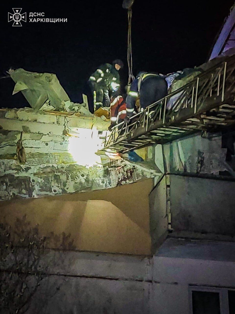 Оккупанты сбросили авиамбомбу на многоэтажку в Купянске: под завалами погибла женщина. Фото