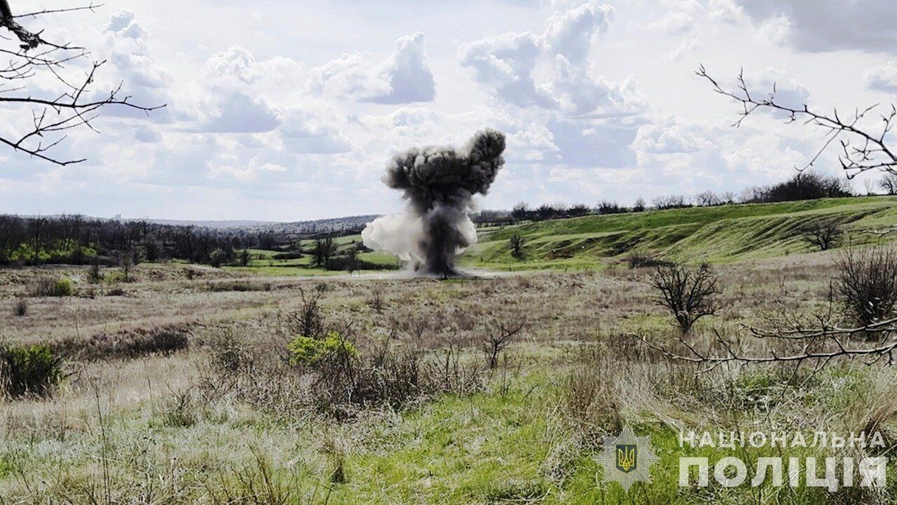 На Дніпропетровщині вибухотехніки підірвали бойову частину 
