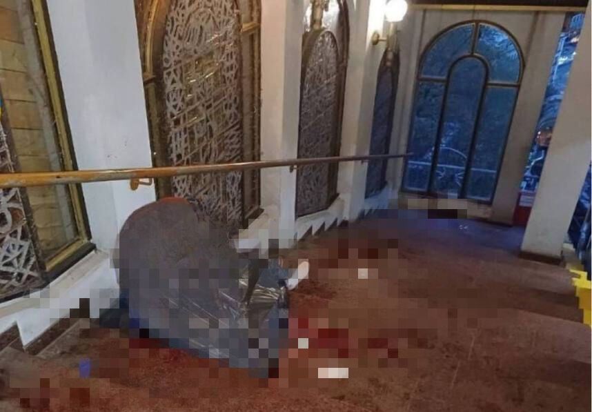У Києві чоловік розбив скло фунікулера і порізав горло підлітку: всі деталі, фото і відео 18+