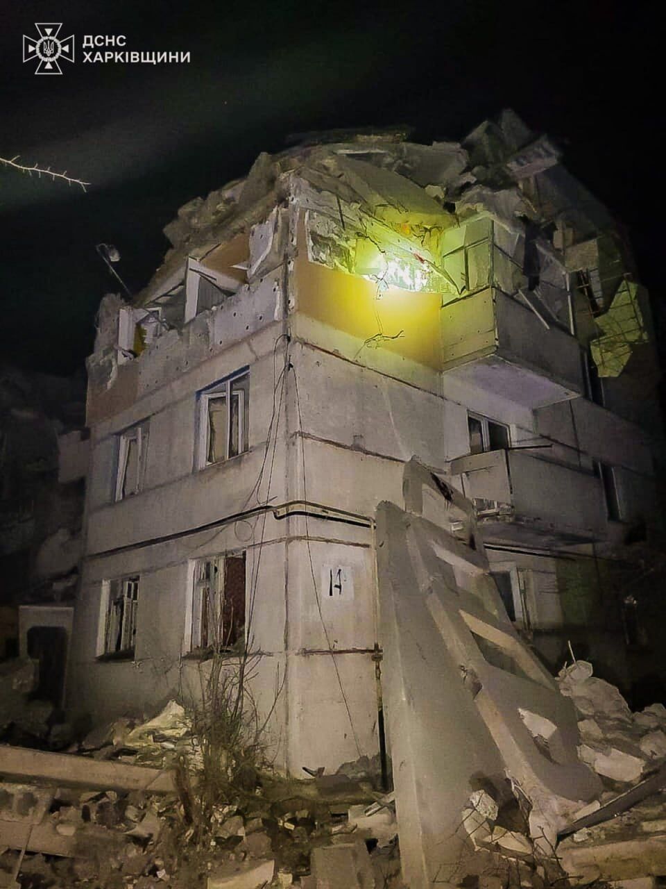 Оккупанты сбросили авиамбомбу на многоэтажку в Купянске: под завалами погибла женщина. Фото