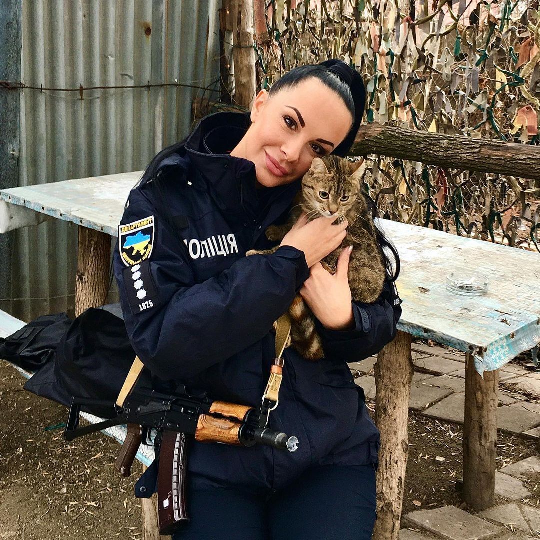 Який вигляд сьогодні має поліцейська Людмила Мілевич, яка в 2015 році стала зіркою соцмереж через свою зовнішність. Фото