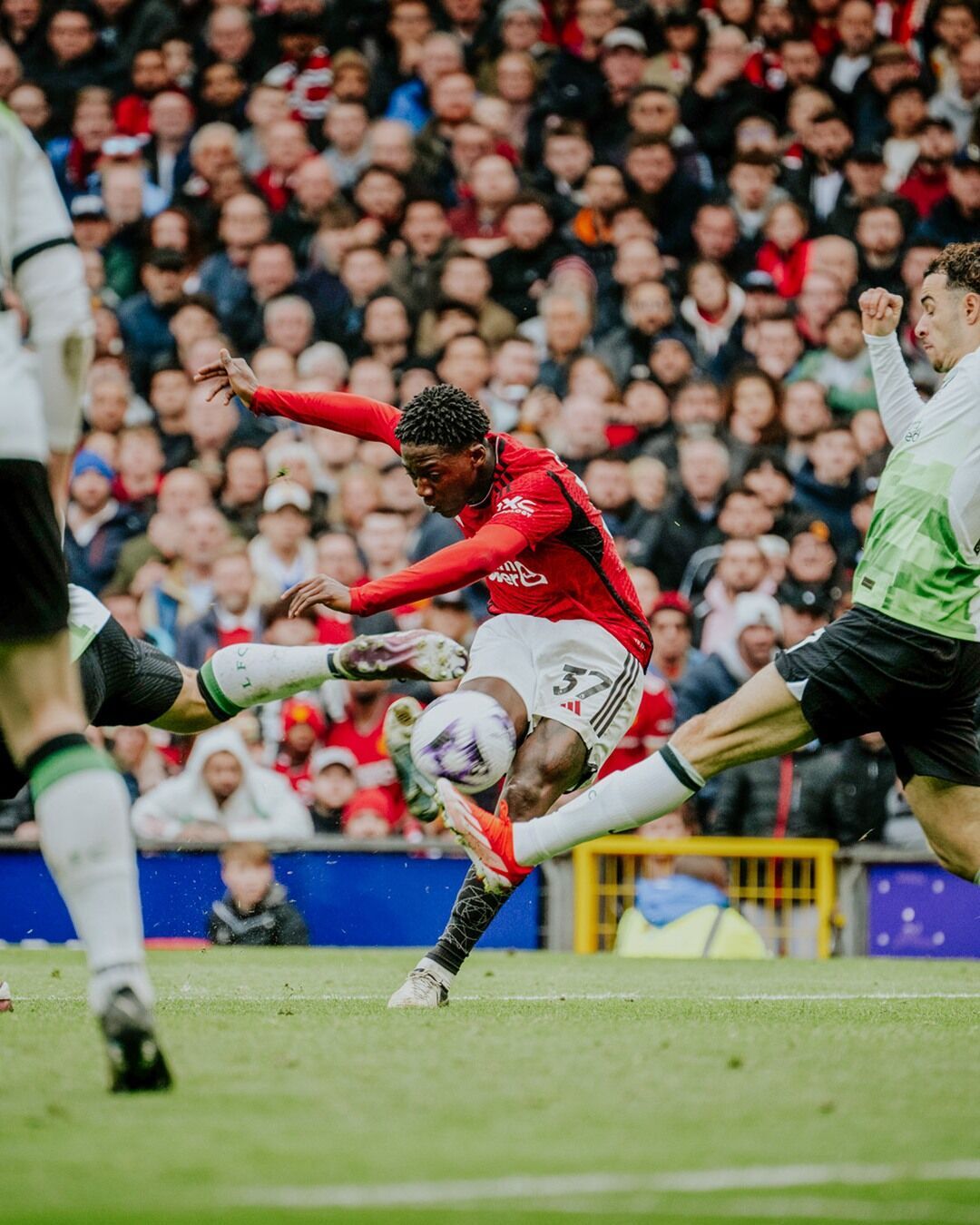 Игрок "Манчестер Юнайтед" забил феноменальный гол из центра поля в дерби с "Ливерпулем". Видео