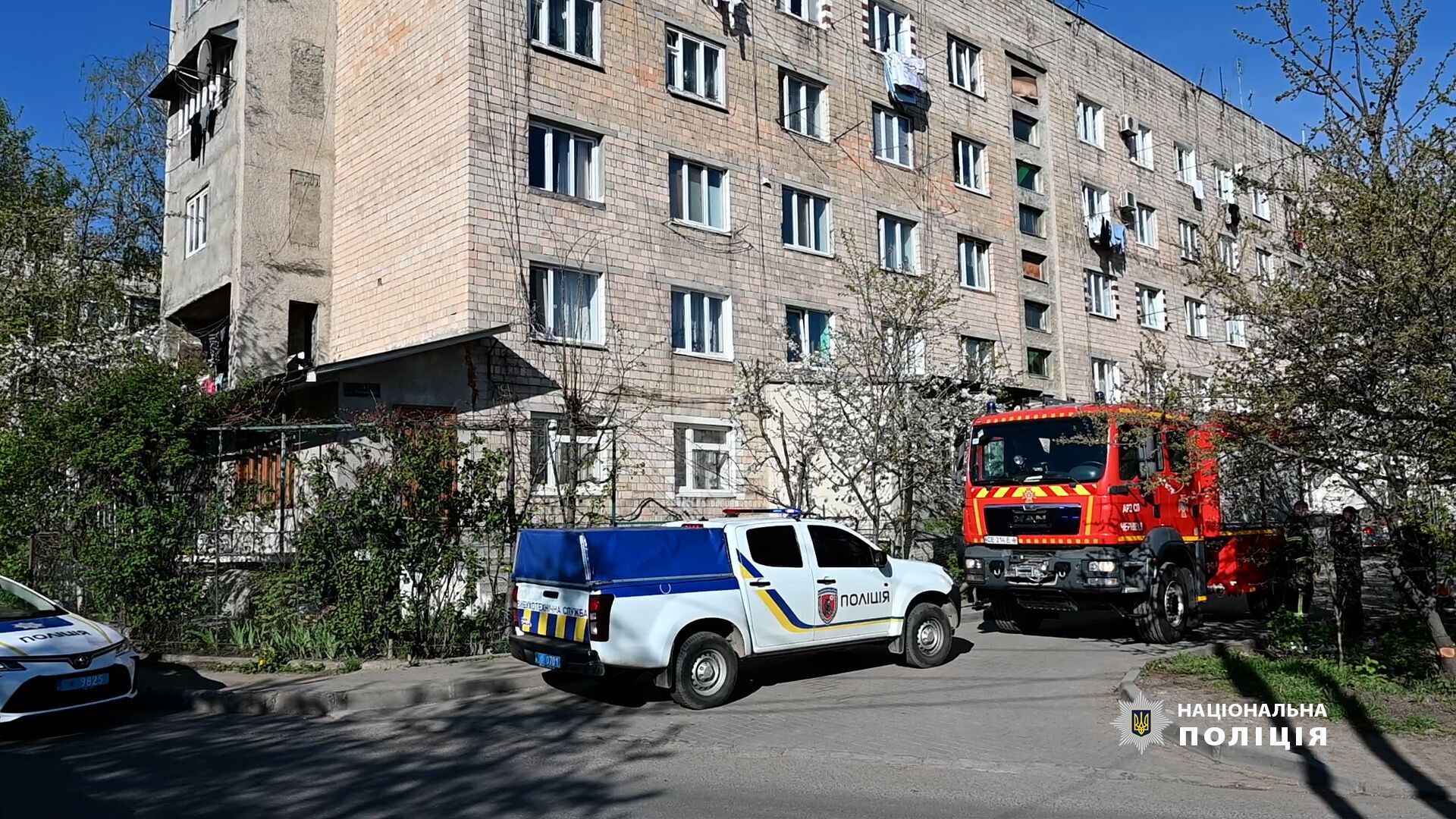 У Чернівцях п’яний чоловік підірвав гранату у багатоповерхівці: десятки людей евакуювали. Фото 