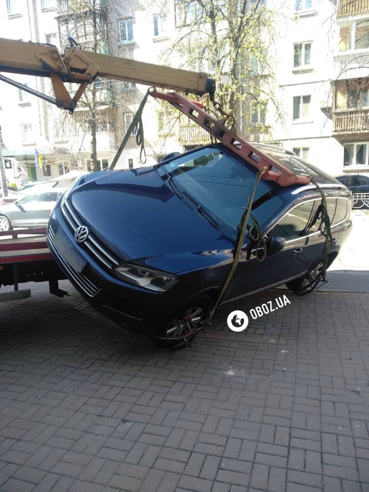 В центре Киева с эвакуатора упал автомобиль нарушителя ПДД. Подробности и фото