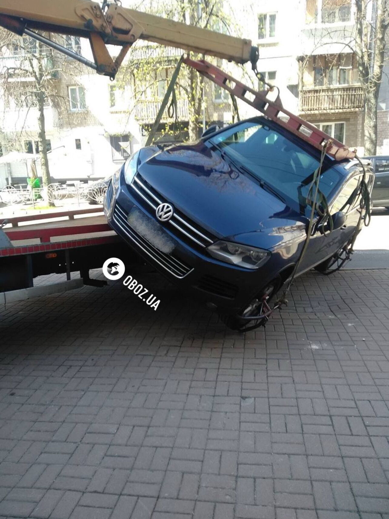 В центре Киева с эвакуатора упал автомобиль нарушителя ПДД. Подробности и фото