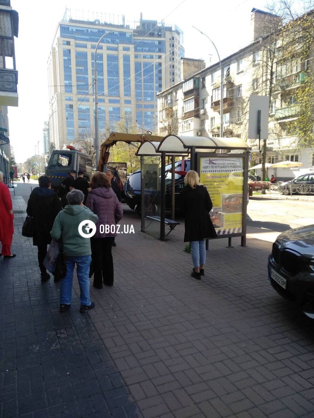 В центре Киева с эвакуатора упал автомобиль нарушителя ПДД. Подробности и фото