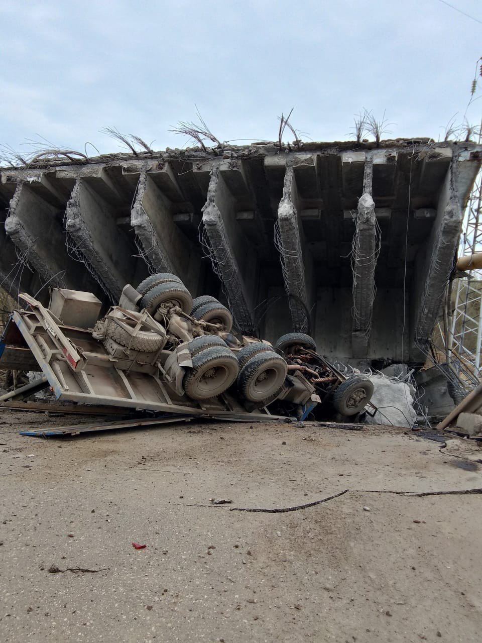 В российской Вязьме обрушился мост: пострадали железная дорога и россияне. Фото и видео