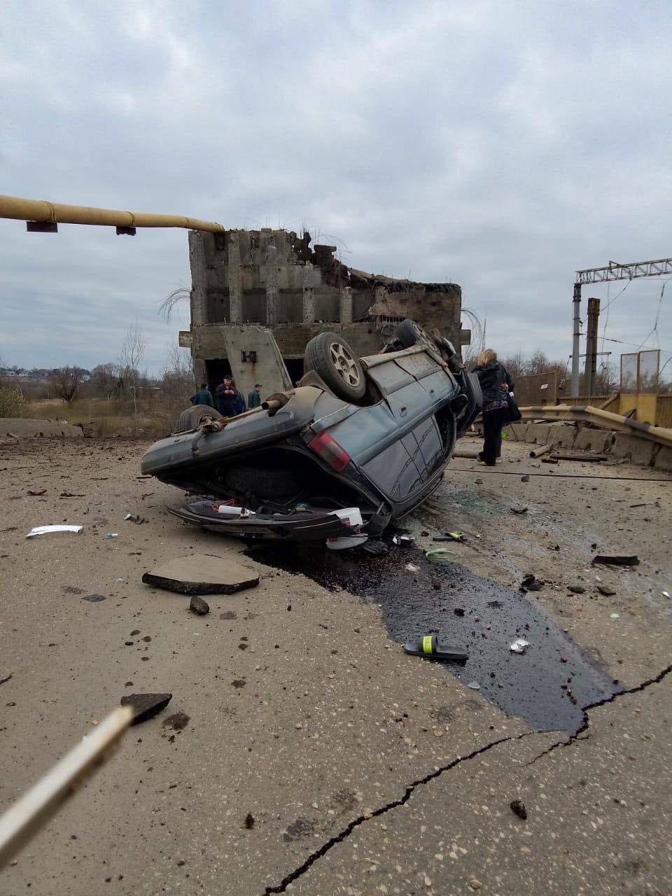 У російській Вязьмі обвалився міст: постраждали залізниця і росіяни. Фото і відео