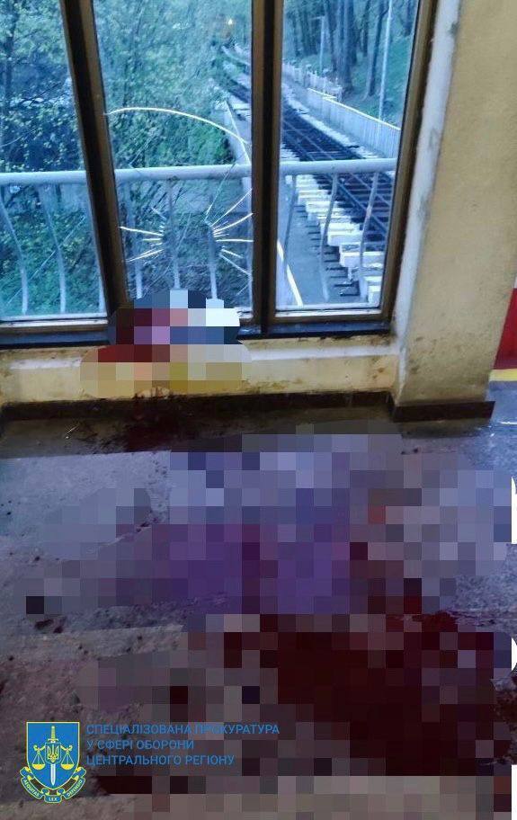 Умисне вбивство: співробітнику УДО, який напав на підлітка у фунікулері Києва, повідомили про підозру. Фото і відео