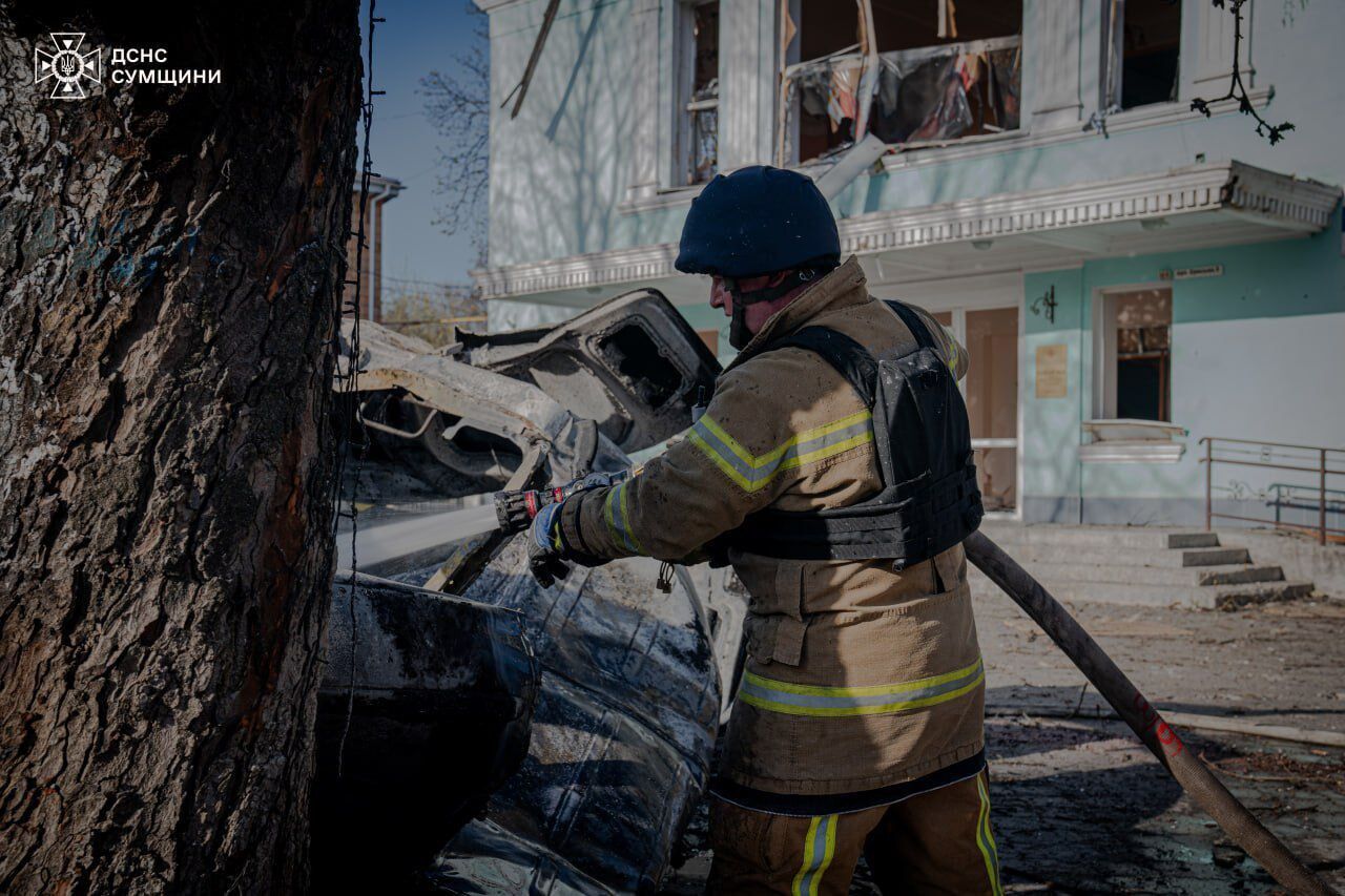 Россияне атаковали КАБами Белополье в Сумской области: есть погибшие и трамированные. Фото и видео