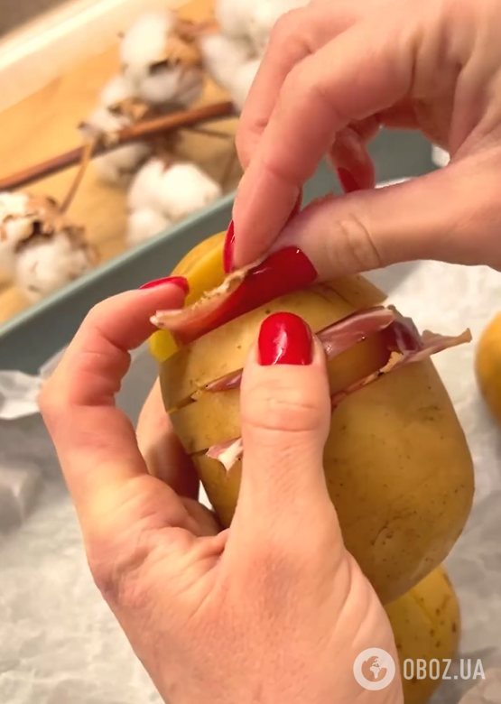 Как вкусно запечь картофель в кожуре: не будет сухим, если добавить один простой ингредиент