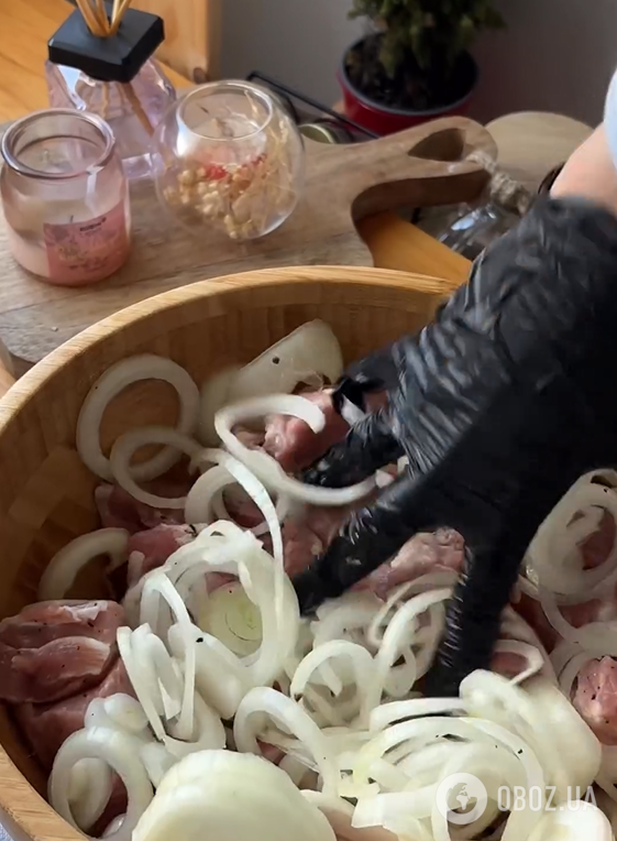 Самый вкусный шашлык из свиного ошейка: в чем замариновать мясо