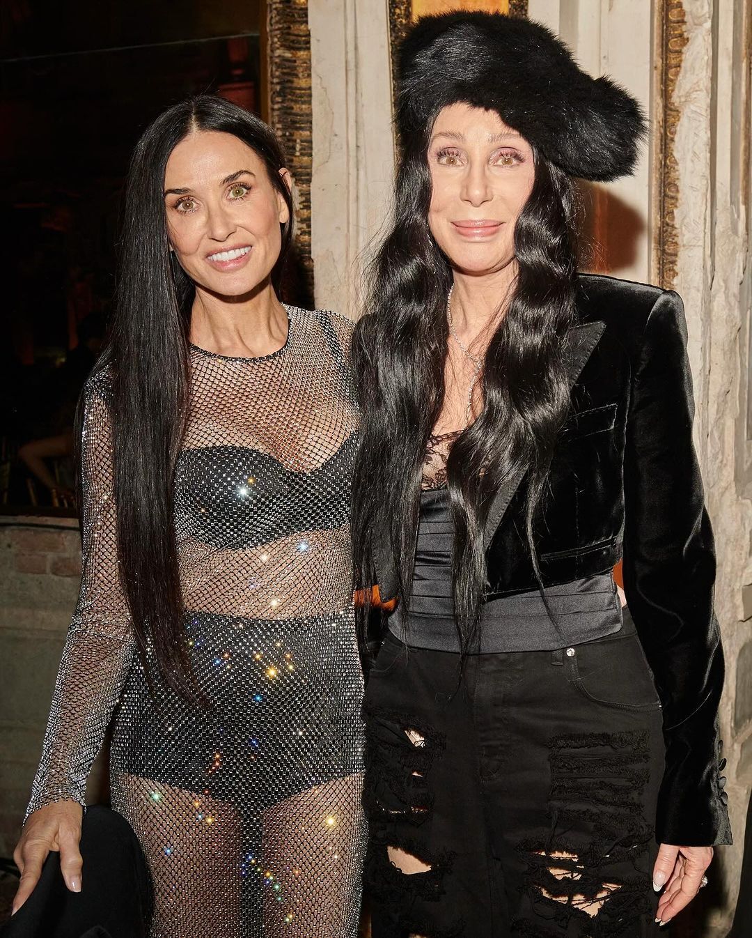Деми Мур пришла на вечеринку Dolce & Gabbana в прозрачном платье с блестками: фигура 61-летней актрисы поразила всех