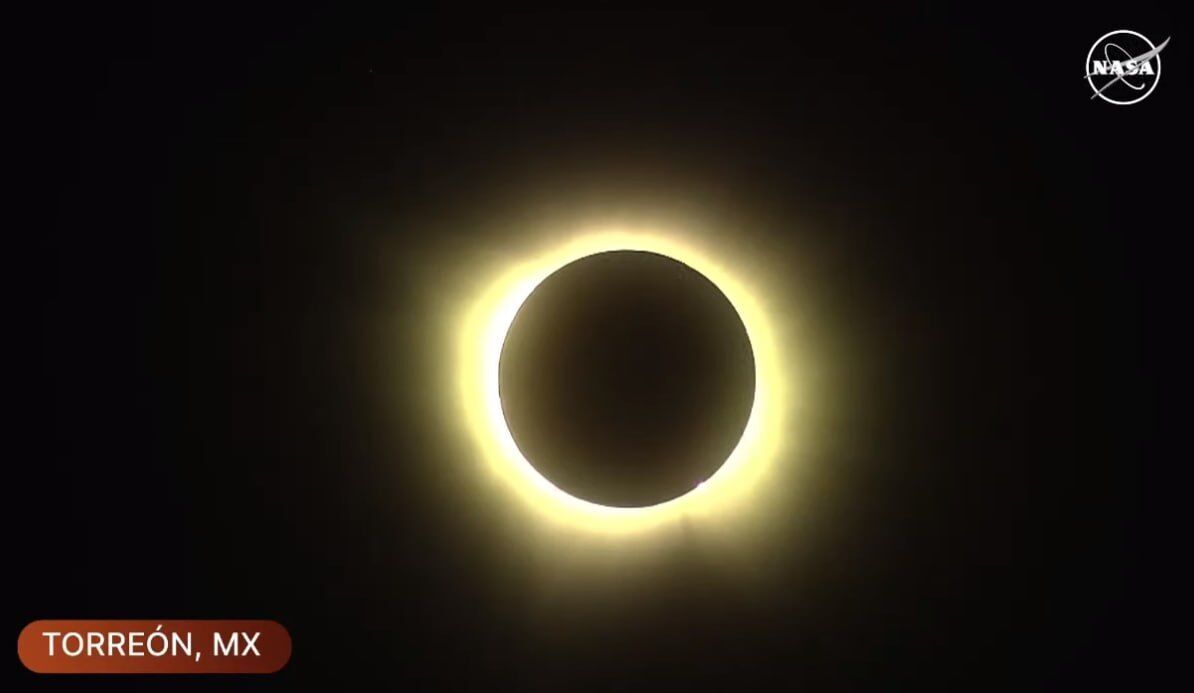 Місяць закрив Сонце на 4 хвилини: у західній півкулі спостерігали сонячне затемнення. Фото і відео

